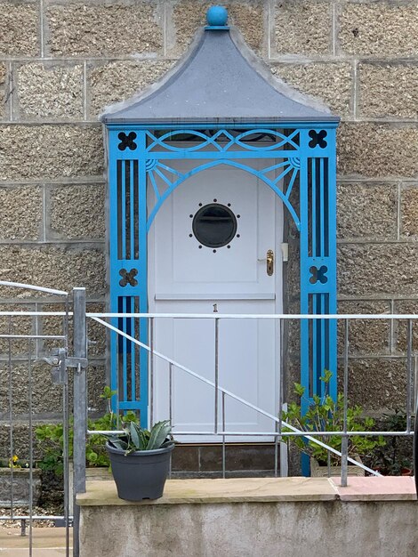 写真 閉ざされた白いドアと青い玄関のフレーム
