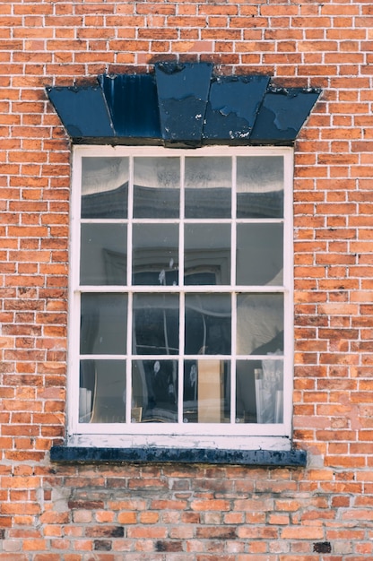 Фото Закрытое окно старого здания