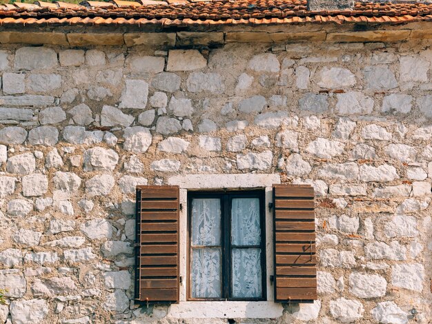 Foto finestra chiusa di un vecchio edificio