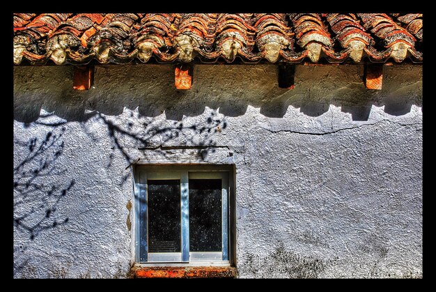 Foto finestra chiusa della vecchia casa