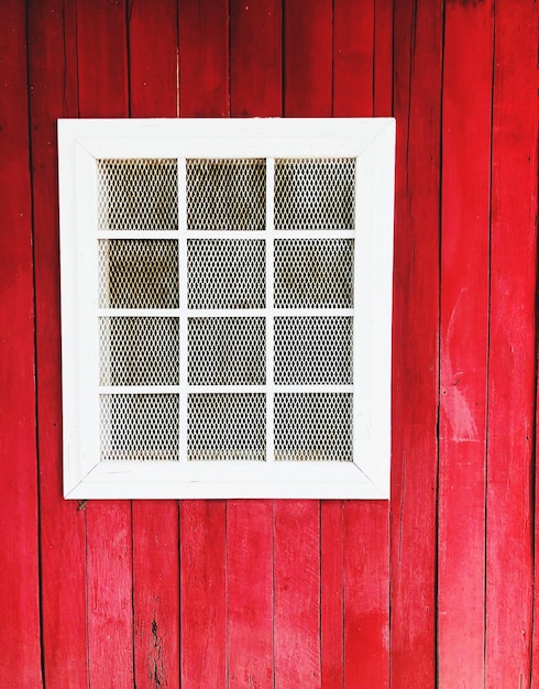 Foto finestra chiusa su una parete bianca di un edificio