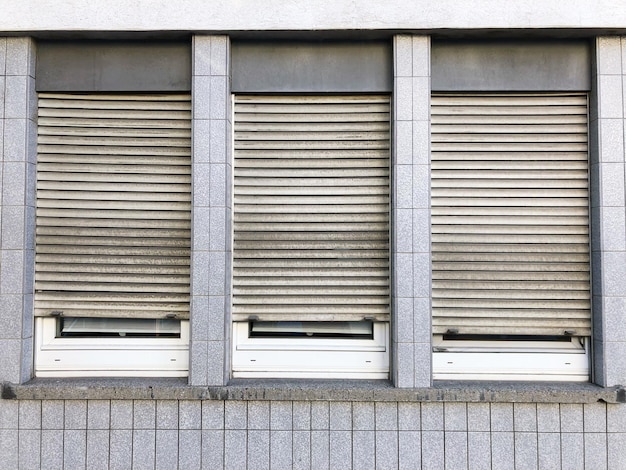 写真 建物の閉じた窓