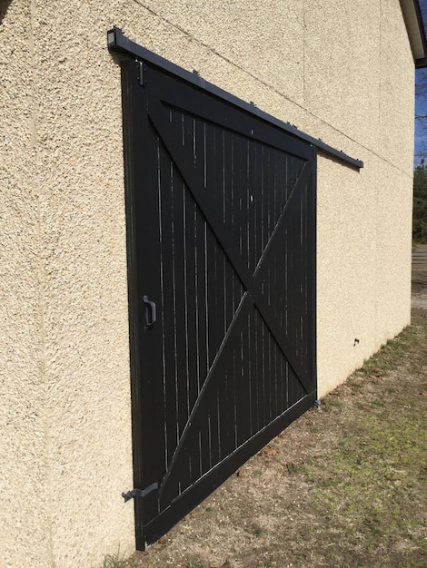 Photo closed wooden door of barn