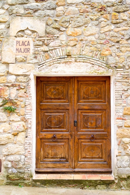 Foto porta di legno chiusa di un edificio