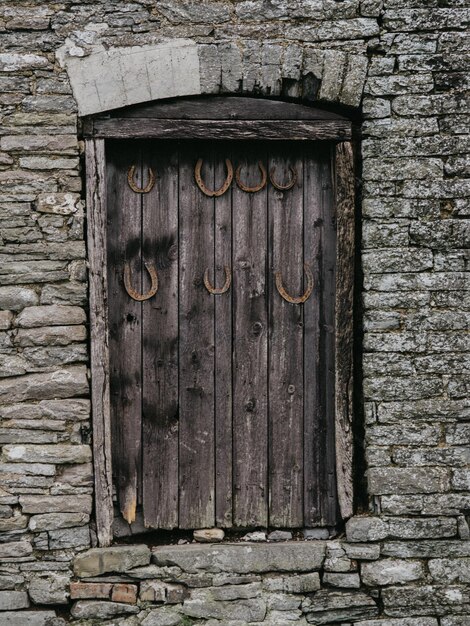 Foto porta di legno chiusa di un vecchio edificio