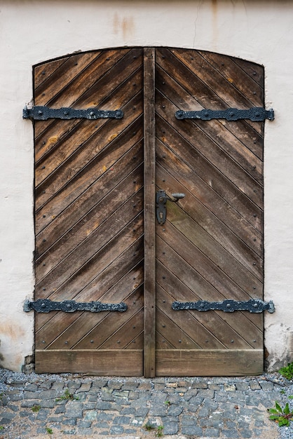 Photo closed wooden door of old building