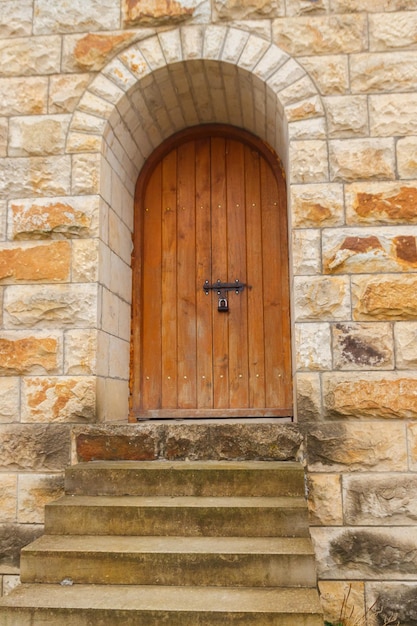 Foto porta di legno chiusa sul muro di pietra