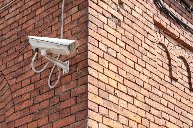 Telecamera a circuito chiuso montata su muro di mattoni telecamera di sicurezza cctv all'aperto