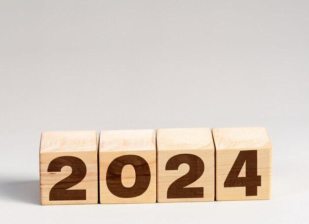 Photo a closedup shot of a wooden blocks with numbers 2024