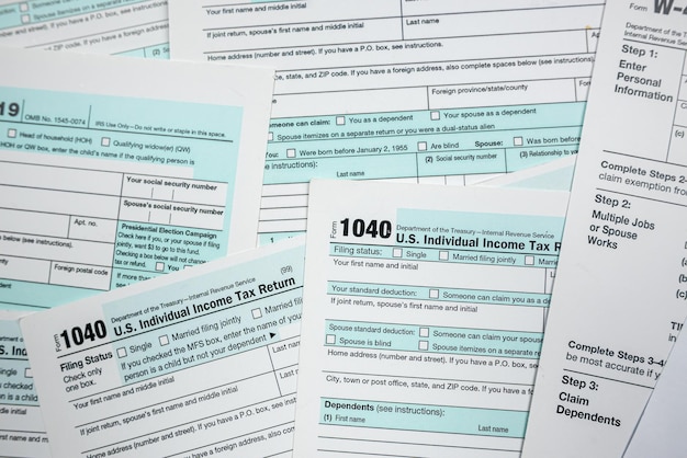 책상 위의 1040 미국 개인 소득세 양식 확대 세금 회계 개념을 위한 시간