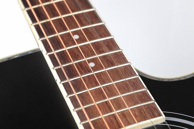 Крупный план акустической гитары, изолированной на белом