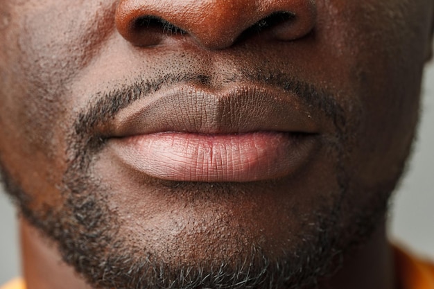 Близкий взгляд на нижнюю часть лица и губы африканского мужчины