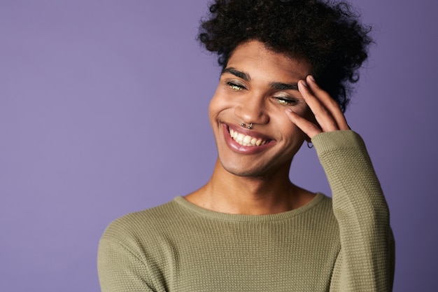 Closeup Afro-Amerikaanse mannelijke glimlach met afro kapsel portret van knappe transgender jonge man young