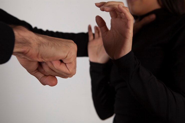 積極的な男の手のクローズアップが女性の手を掴んだ