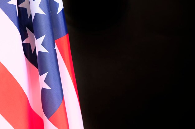 黒の背景にアメリカの国旗のクローズ アップ