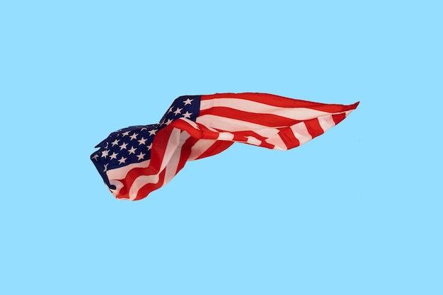 Крупный план американского флага на синем фоне.