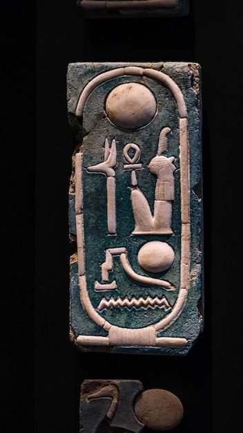 Photo closeup of an ancient egyptian carvings on an old stone