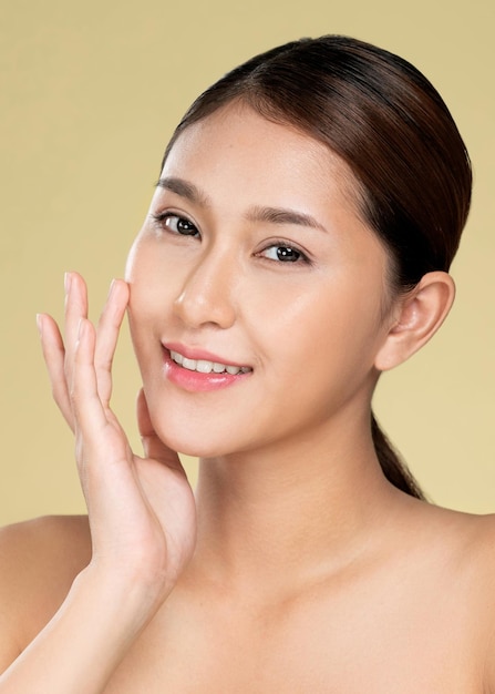 Photo closeup ardent young woman posing beauty gesture with clean fresh skin