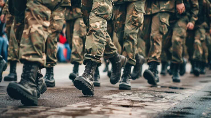 Близкий взгляд на солдат армии, марширующих в строении на военном параде