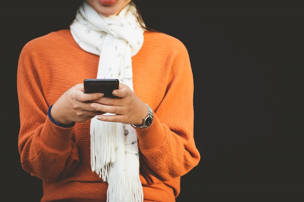 Donna dell'asia del primo piano che usando smartphone