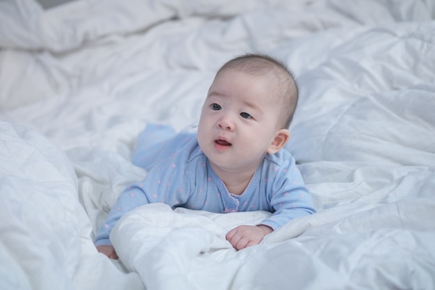 Neonato asiatico del primo piano sul letto