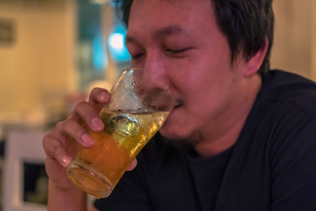 写真 アジア人、若い、幸福、アクション、ビール、飲みなさい、パブ、レストラン