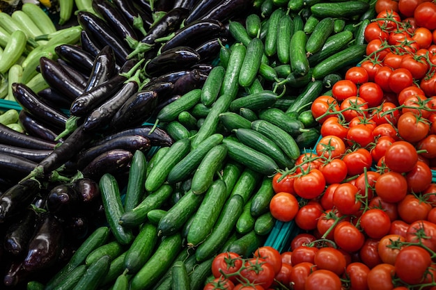 Assortimento di primo piano di molte verdure fresche sul bancone del supermercato