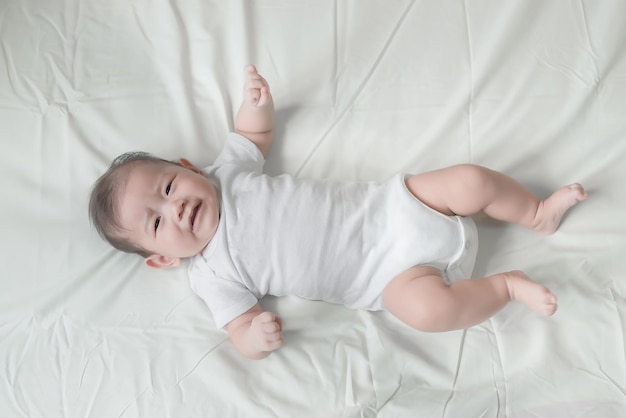 Closeup aziatische baby liggend op het bed leuk thailand klein meisje