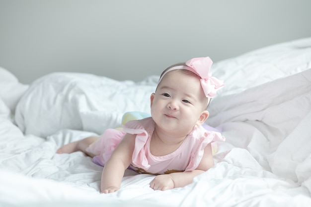 Closeup Aziatische babymeisje op bed