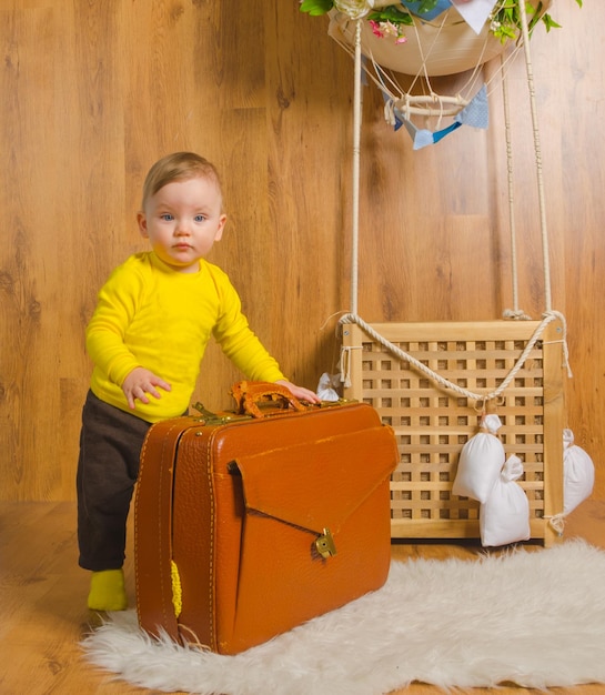 Il primo piano del bambino nel cestino dei palloncini sogna il viaggio.