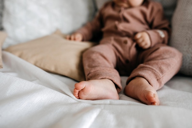 Primo piano dei piedi scalzi del bambino sul letto