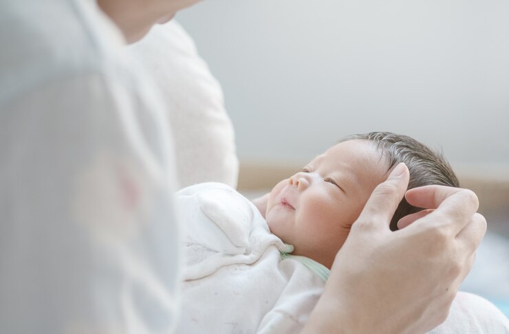 Photo 어머니의 팔에 아기를 근접 촬영