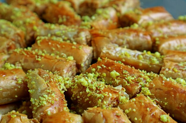 Foto pasticcini della baklava del primo piano conditi con i pistacchi tagliati