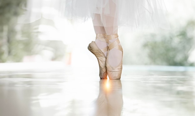 Foto gambe della ballerina del primo piano sulle scarpe da punta concetto di balletto classico e moderno