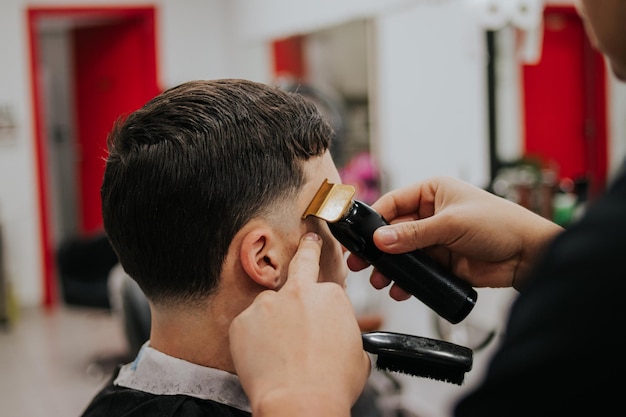 Foto primo piano del barbiere che taglia i capelli del cliente