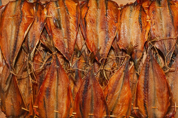切り取られた完成した煙魚のバッチのクローズアップ