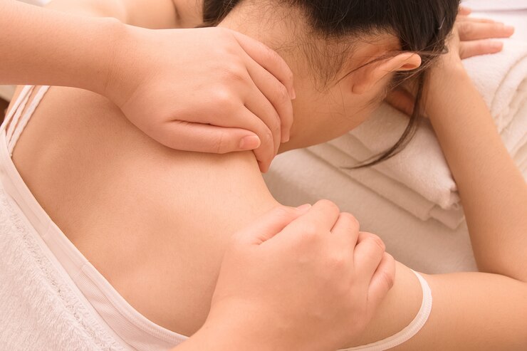 Photo 内蔵のマッサージを持つ美しいアジアの女性の写真