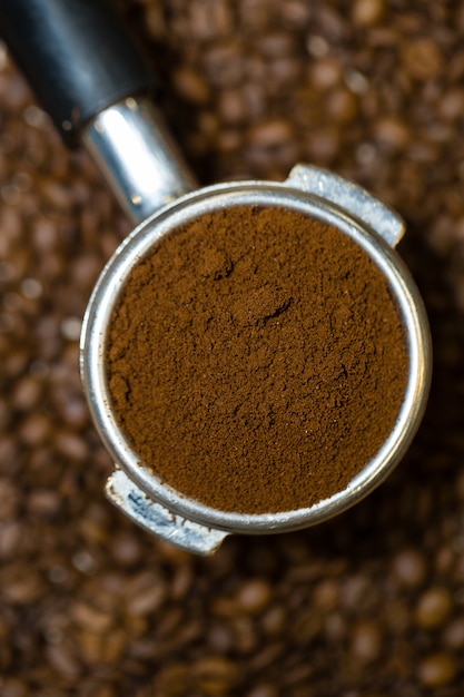 Фото Крупным планом, красивый эспрессо portafilter полный кофе арабика