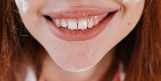 Foto primo piano di bel sorriso femminile