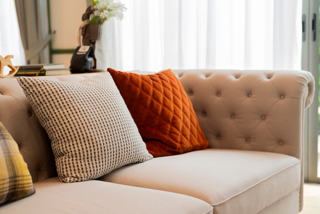 Крупный план бежевого тона подушки подушки, установленной на диване в гостиной, дизайн интерьера дома, сладкие домашние идеи, концепция