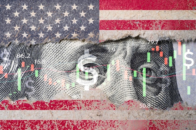 벤자민 프랭클린(Benjamin Franklin)은 주식 시장 차트 그래프와 통화 교환 및 글로벌 무역 외환 개념을 위한 미국 국기를 사용하여 USD 지폐에 직면합니다.