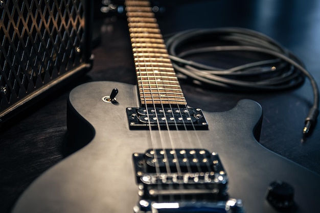 暗い背景のクローズアップ黒のエレキギター