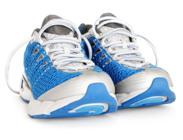 Близкий взгляд на синюю и белую спортивную обувь
