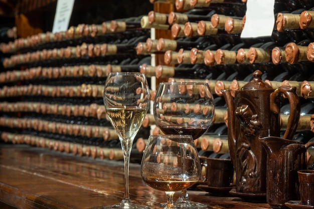 백그라운드에서 와인 저장고와 함께 다양한 유형의 와인 병 클로즈업 와인 시음
