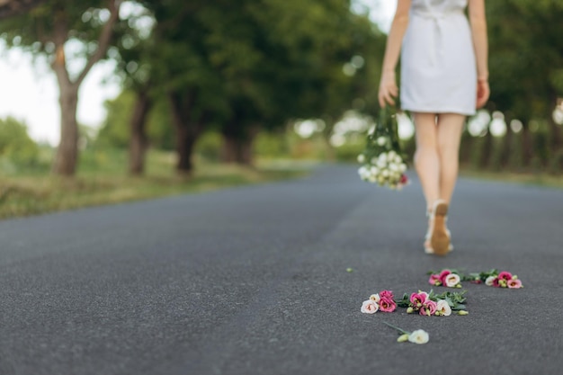 道路上の花の花束のクローズ アップ 花との離婚後の女の子の離婚