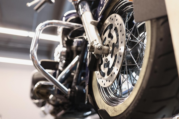 二輪車のホイールの修理と二輪車のコンセプトのメンテナンスに関するブレーキメタルディスクのクローズアップ