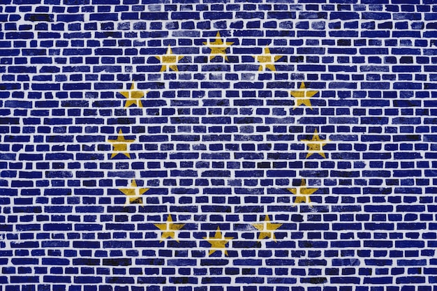 Крупный план на кирпичной стене с нарисованным на ней флагом Европейского Союза
