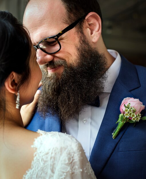 Foto primo piano della sposa e dello sposo che si levano in piedi insieme amore