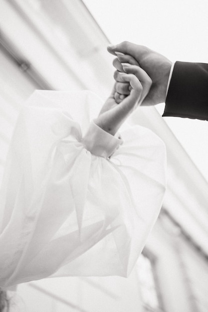 Крупным планом руки жениха и невесты черно-белое фото жениха и невесты место для текста ...