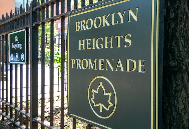 Foto primo piano di brooklyn heights promenade segno, a new york city